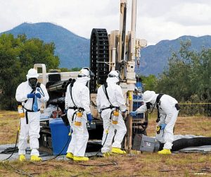 LANL-CLEANUP--A LANL crew takes soil samples from the Lab's first landfill, used from 1944-1948.  About 24,000 cubic yards of soil will be excavated and the area will be cleaned to residential standards.  (photo courtesy of Los Alamos National Laboratory) wjohnson@abqjournal.com Mon Sep 21 17:42:31 -0600 2009 1253576546 FILENAME: 69872.jpg